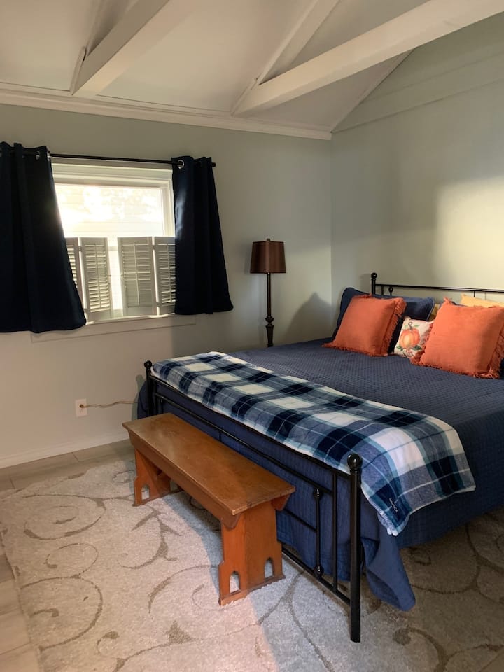 Основна спалня с кралски размер, изключителен матрак, спално бельо и завеси, за да осигурите добър нощен сън. Множество контакти, USB и C зарядни устройства от всяка страна на леглото. Насладете се на майсторството на пейката на прабаба ми >100 - годишна