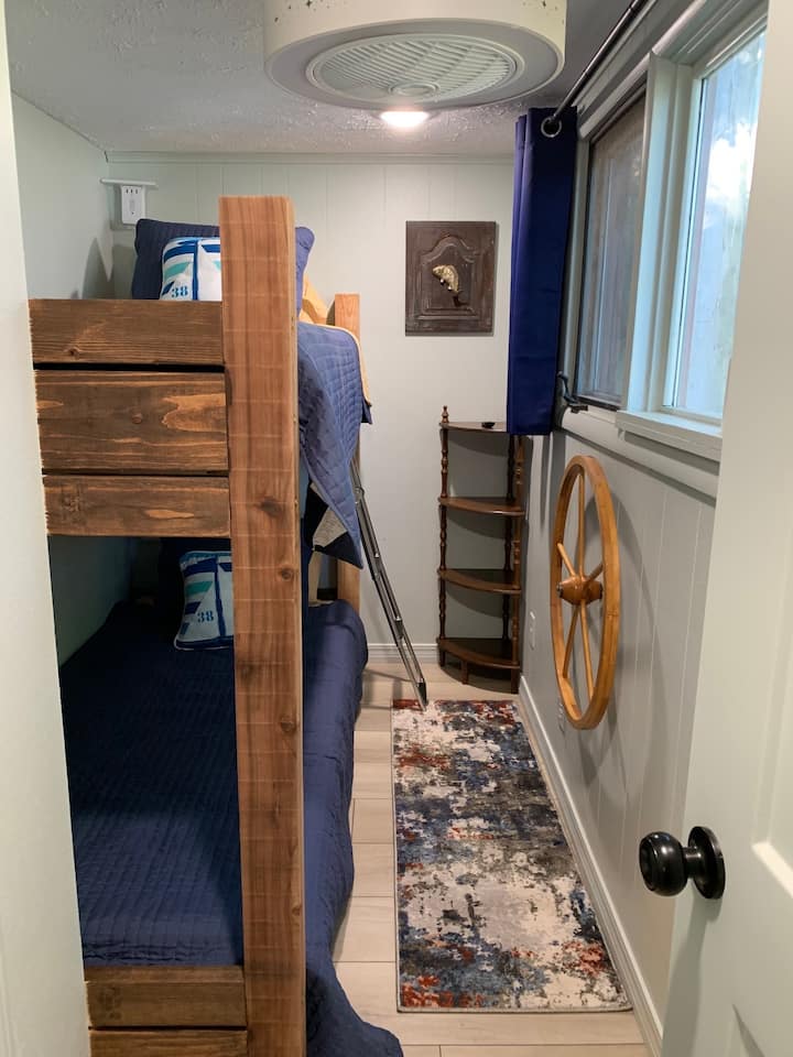 Децата и възрастните могат да си проправят път към прекрасни мечти в двуетажните легла XL Twin с скрита стълба, индивидуални светлини за четене и зарядни станции. 
Завесите за затъмнение и вентилаторът на тавана с дистанционно управление осигуряват добра нощна почивка.
