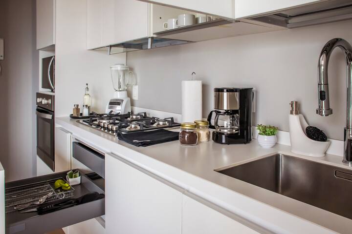 2BR WFH Oasis: AC + views gallery image 5