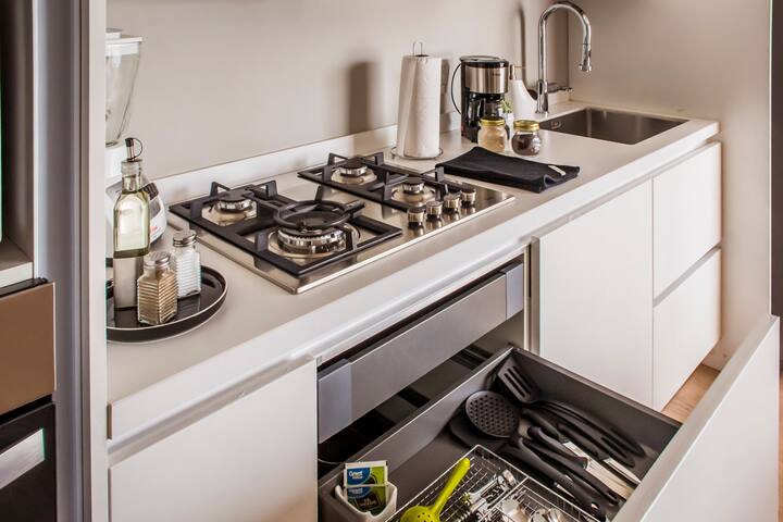 2BR WFH Oasis: AC + views gallery image 2