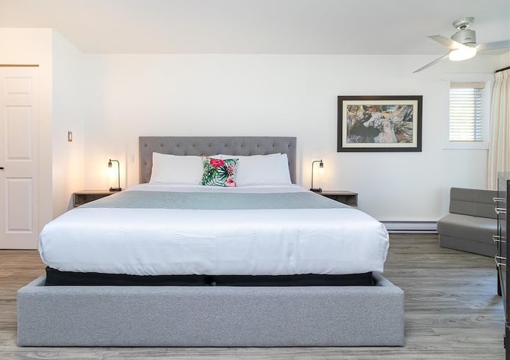 Chumba kikuu cha kulala chenye kitanda cha ukubwa wa king