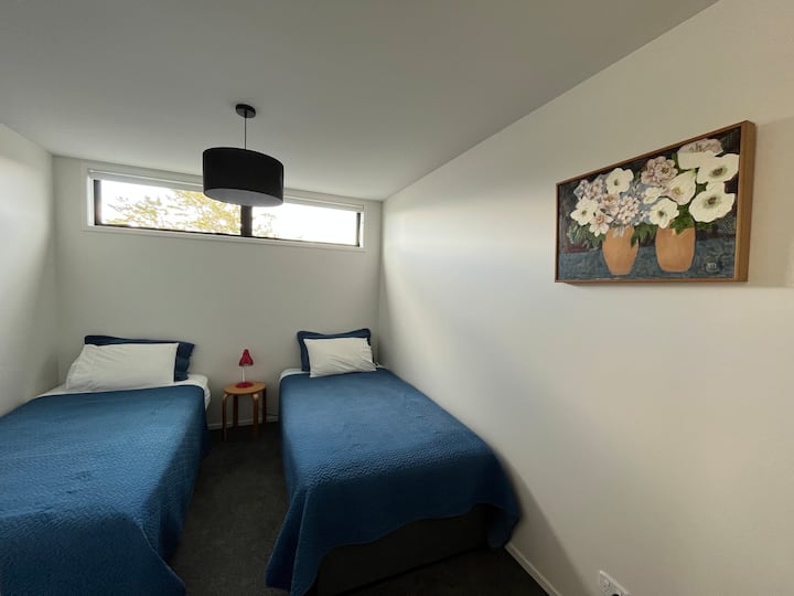 Dos camas individuales tamaño king en esta habitación.