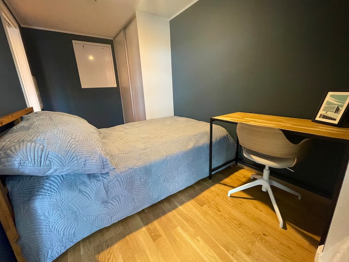 Ormar s policama, ladicama i vješalicama.
Veličina kreveta je 140x200. 