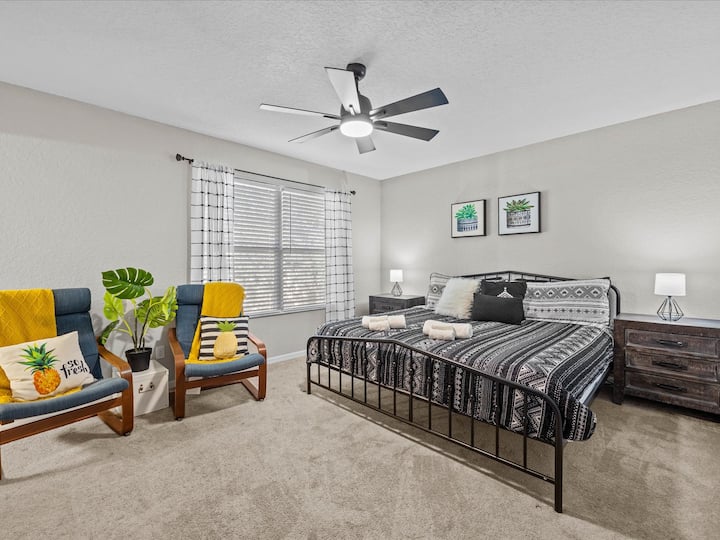 Évadez-vous dans votre propre oasis paisible dans la chambre principale spacieuse. Avec un lit King Size confortable, une télévision connectée, un ventilateur au plafond et une salle de bain principale pour se préparer.  Profitez de nuits reposantes et commencez votre matinée en vous rafraîchissant.
