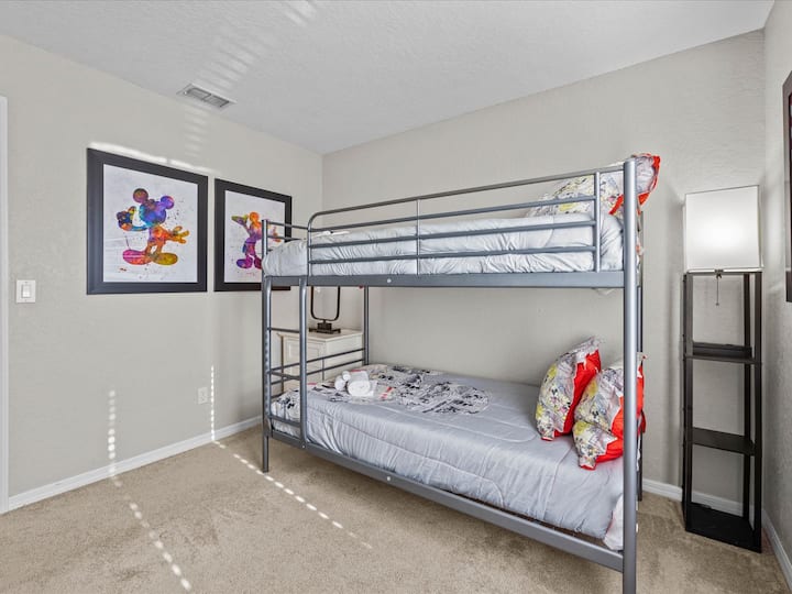 Apportez la magie de Disney à la maison avec cette pièce amusante sur le thème de Mickey Mouse ! Avec deux lits superposés confortables, une télévision connectée, une commode et un placard, c'est l'endroit idéal pour les tout-petits pour se détendre après une grande journée dans les parcs. 