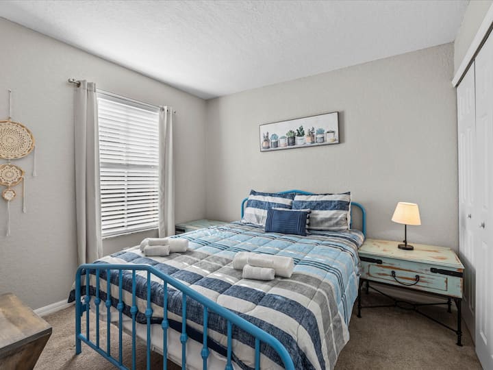 Cette chambre dispose d'un grand lit, parfait pour une nuit de sommeil réparatrice. Avec une télévision connectée pour votre divertissement et un grand espace de rangement. C'est une retraite idéale après une journée amusante. Assistez à des spectacles ou préparez-vous pour les aventures de demain ! 