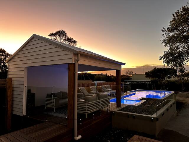 Resort Style 5 Bedroom Home in Old Torquay gallery image 2