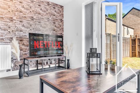 Popular Airbnb listing: Modern 5BR City Centre Apartment | Free Parking in Digbeth & Eastside
