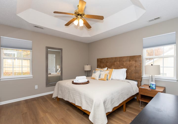 Dhoma e gjumit 1. Dyshek me hapësirë të bollshme w/King Luxury-Firm Saatva. Hije të errëta me bllokues drite. Komodinë për rrobat e tua dhe një dollap shëtitës. Banjë private e lidhur. Televizor i madh me ekran të sheshtë.