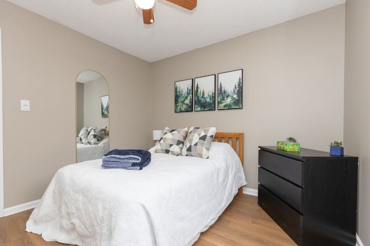 Dhoma e gjumit 2: Dyshek mesatar me madhësi të plotë me televizor inteligjent, dollap dhe komodinë. Perdet e errëta me mbrojtës të lehtë gjithashtu.