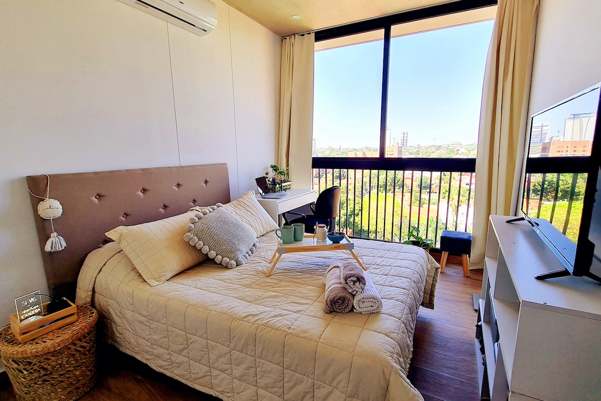 Соба со двоен кревет, гардеробер, биро, 42-инчен паметен телевизор и анти-сонок. 