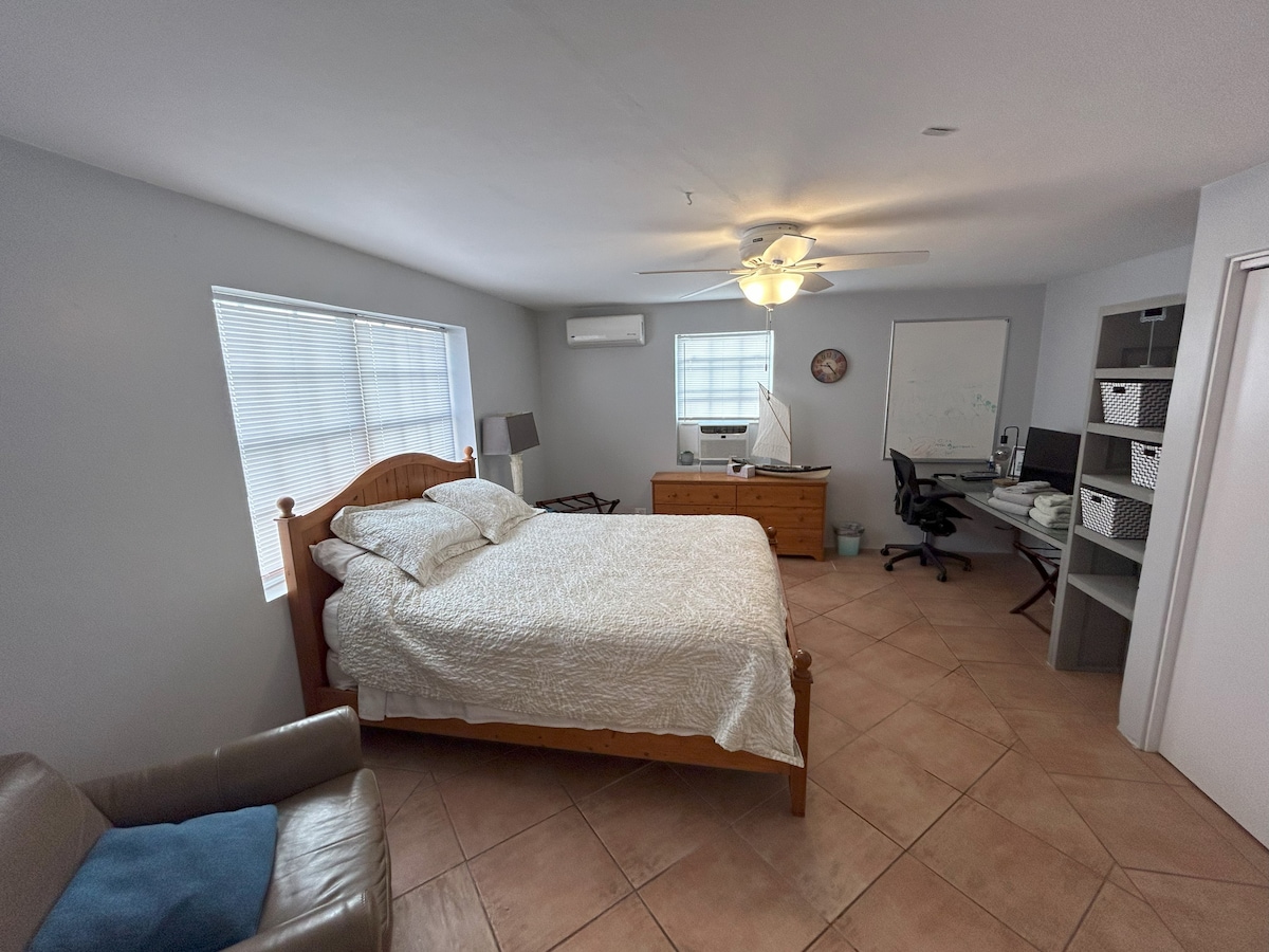 Главна спална соба со брачен кревет (широк 150-179 см) и простор наменет за работа