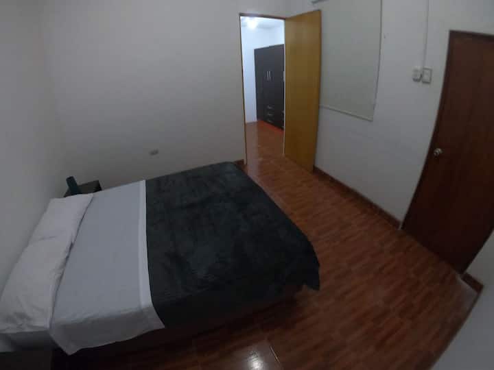 تقع الغرفة الثالثة في الطابق الأول من المنزل، وهي غرفة النوم الرئيسية، وتحتوي على سرير من طابقين وخزانة للمشي وحمام كامل.