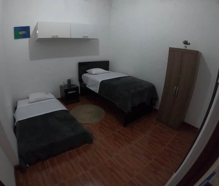 تقع الغرفة الأولى في الطابق الأول من المنزل، وتحتوي على سريرين بمساحة 1.5 مربع.