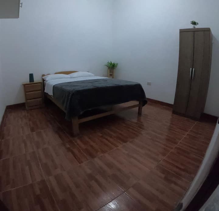 تقع الغرفة الثانية في الطابق الأول من المنزل، وتحتوي على سرير من طابقين.