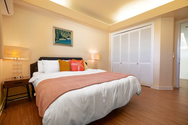 Habitación Molokai - Dormitorio con colchón eléctrico cama tamaño king ajustable firme para dormir al máximo (arriba).