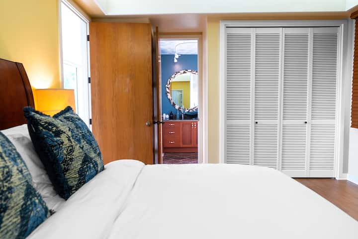 Habitación de Hawái: dormitorio principal con colchón eléctrico, camas tamaño king ajustables y baño privado (en la planta baja).