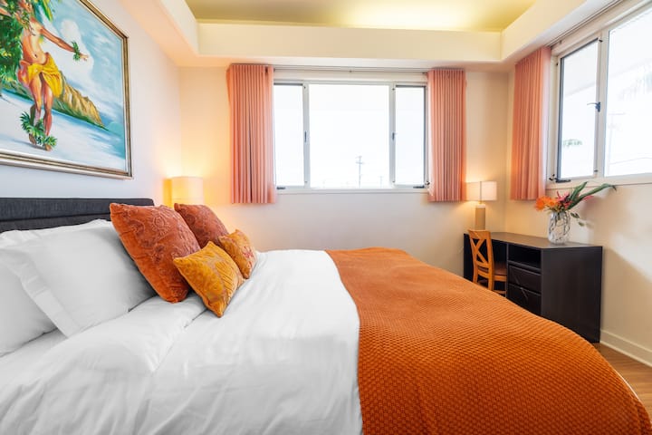 Habitación Kauai: dormitorio con colchón eléctrico cama tamaño king ajustable firme para mayor comodidad y vistas al mar a lo lejos (arriba).
