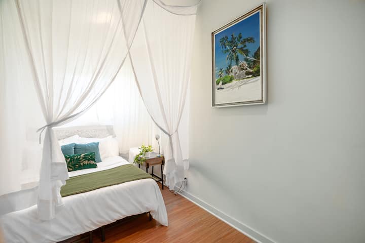  Habitación Niihau: dormitorio con una cama completa que es su propio oasis (arriba).