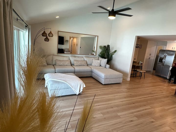 Pool Home: Fam, Relax & Game Day! - Glendale, AZ