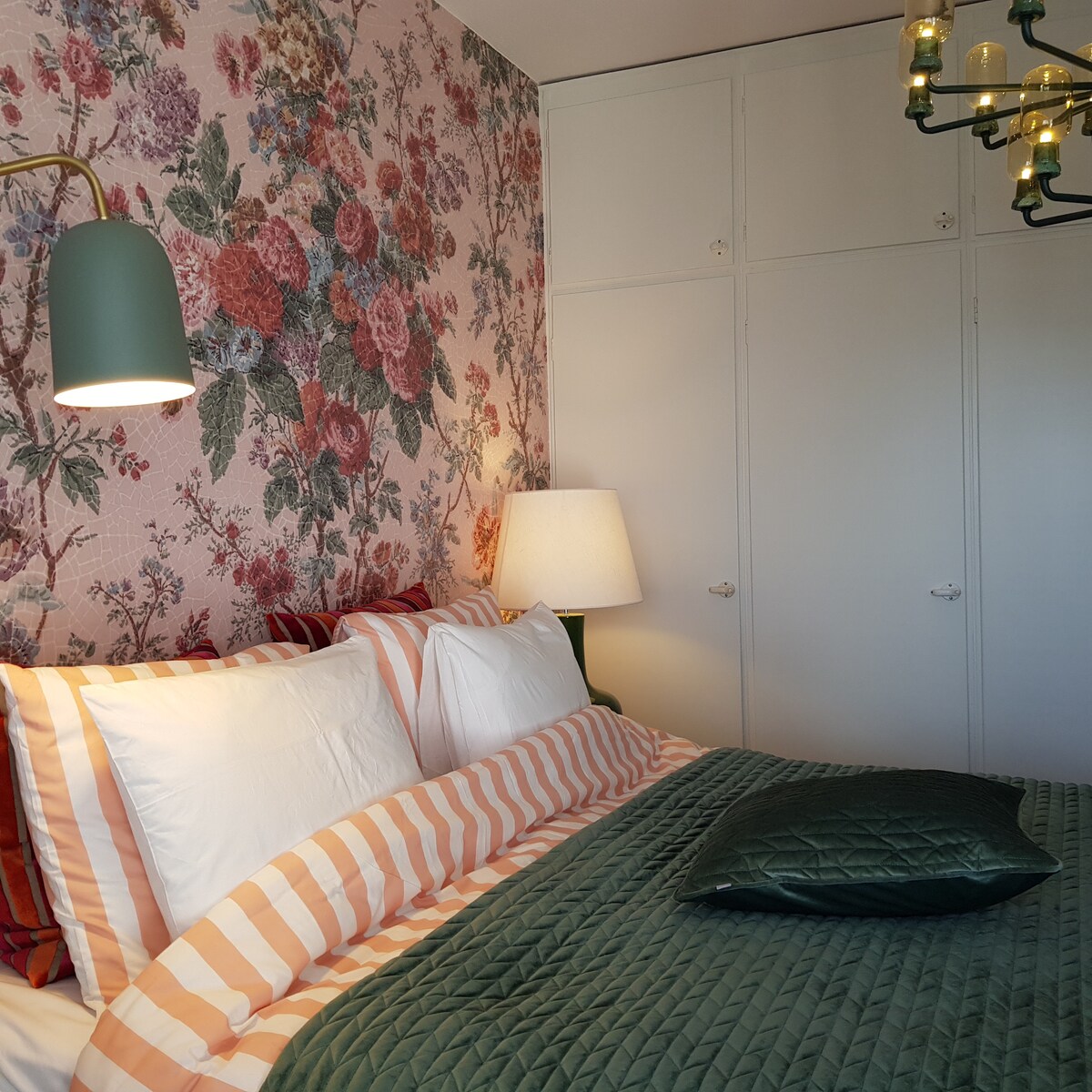 Chumba cha kulala kina nafasi kubwa ya kabati na vyote vipo kwako. 