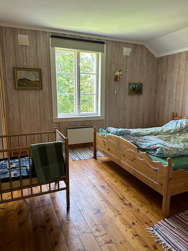 Საძინებელი 4. ერთი საწოლი სახლში.