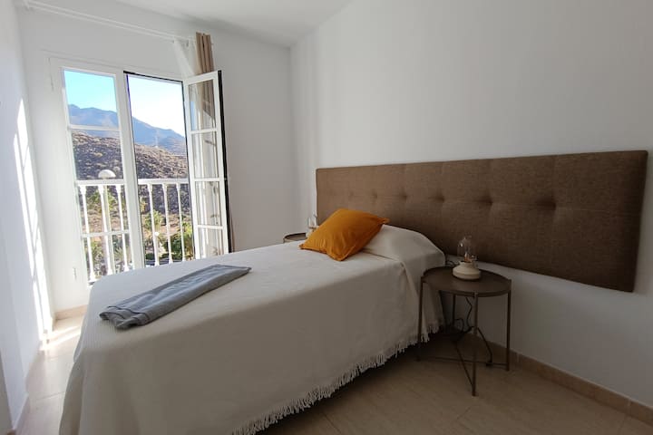 Chambre 2 : chambre qui peut être d'un lit simple, mais peut également se transformer en deux lits simples ou unis dans un lit double de 1.80
