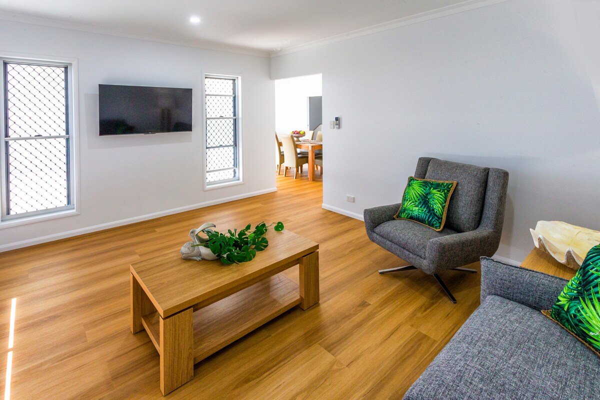 Popular Airbnb listing: Seahaven on Bright 25 Entire New Townhouse Seaview in Livingstone Shire