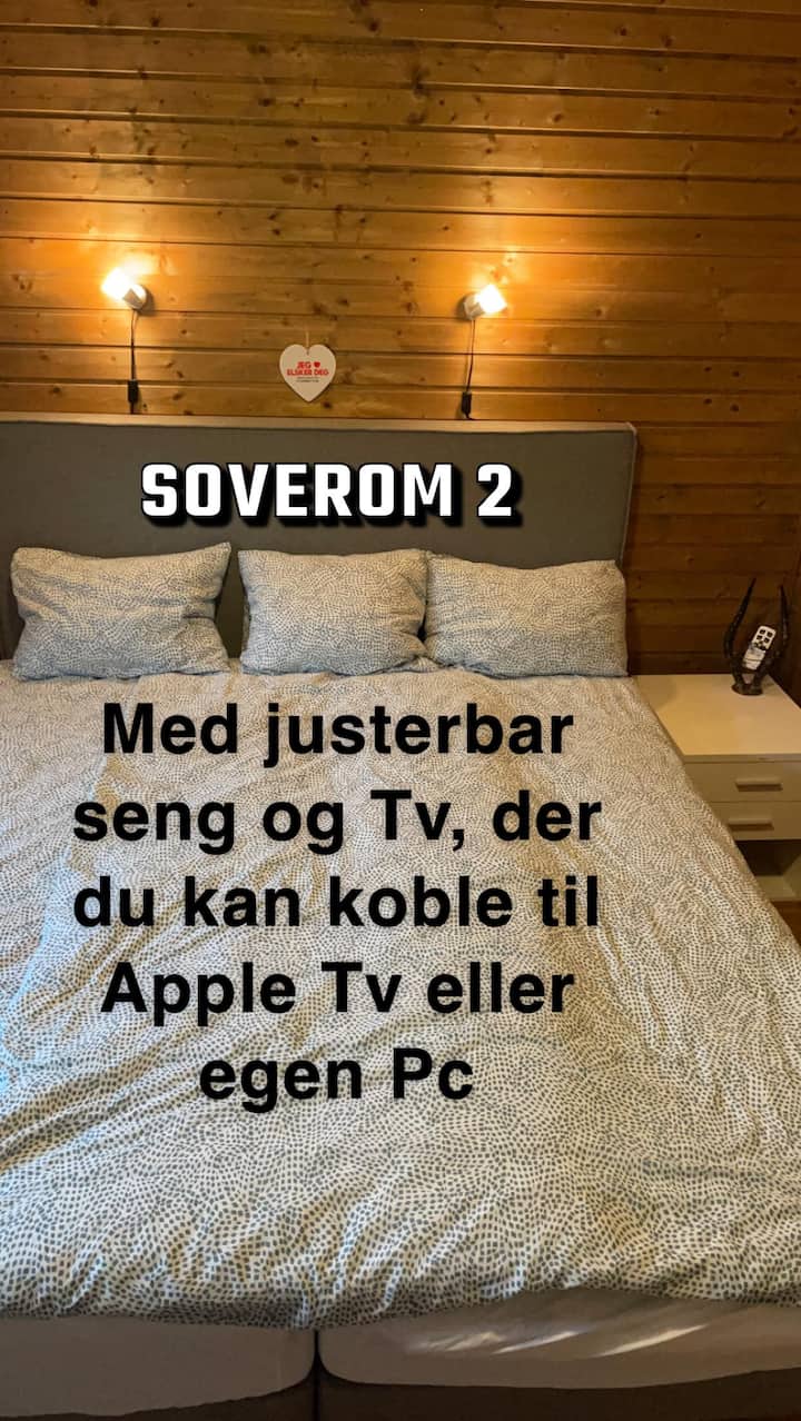 ベッドルーム2の調整ベッド（テレビ付き）