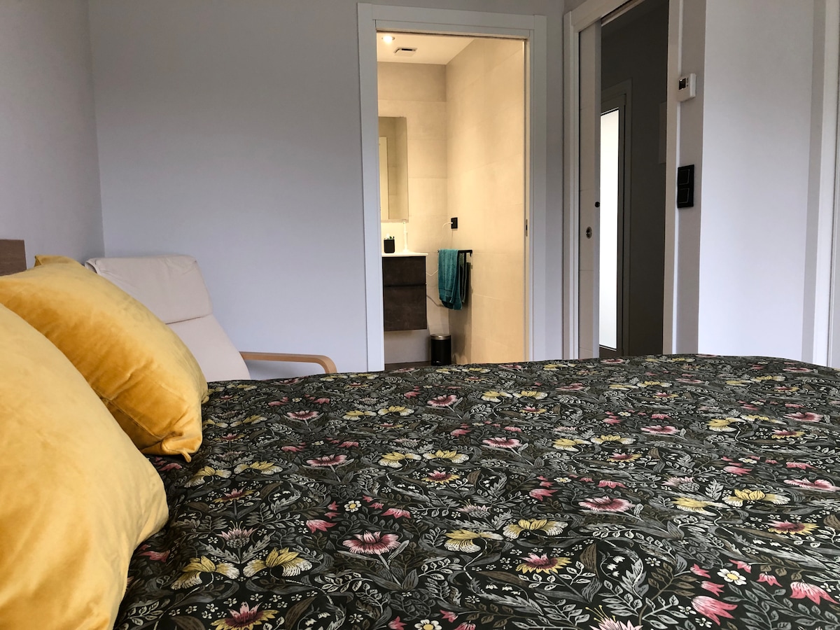 Самостоятелна баня в първата спалня.