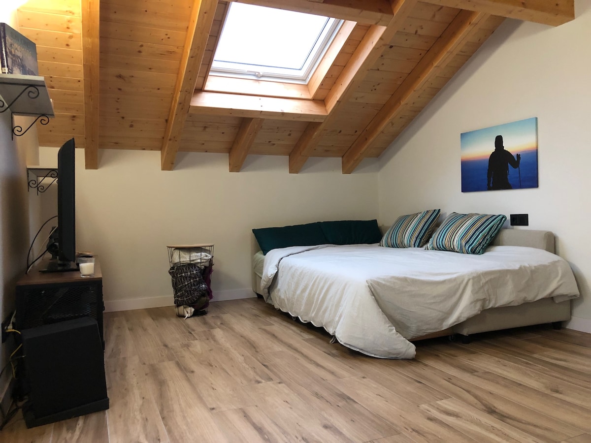 Втора стая с разтегателен диван с тераса, самостоятелна баня и бельо.