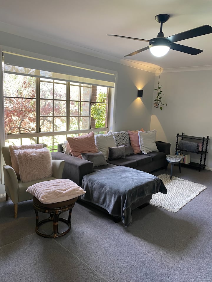 ยกเท้าขึ้นและผ่อนคลายบนเลานจ์ที่สะดวกสบายสุดๆ เพลิดเพลินกับพระอาทิตย์ตกดินจากหน้าต่างดูทีวีขนาดใหญ่หรือเพลิดเพลินกับช่วงเวลาที่เงียบสงบ ห้องพักที่สวยงามให้เพลิดเพลิน 