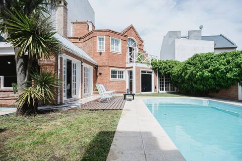 House with a heated pool, a few steps away from the beach.