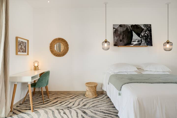 Habitación 1: ropa de cama de alta calidad. 
160 X 200.
Tarifas, oficina con monedas. Acceso directo a la terraza.