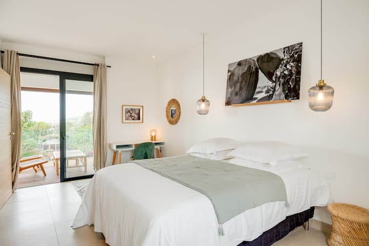 Habitación 1: ropa de cama de alta calidad. 
160 X 200.
Tarifas, oficina con monedas. Acceso directo a la terraza.