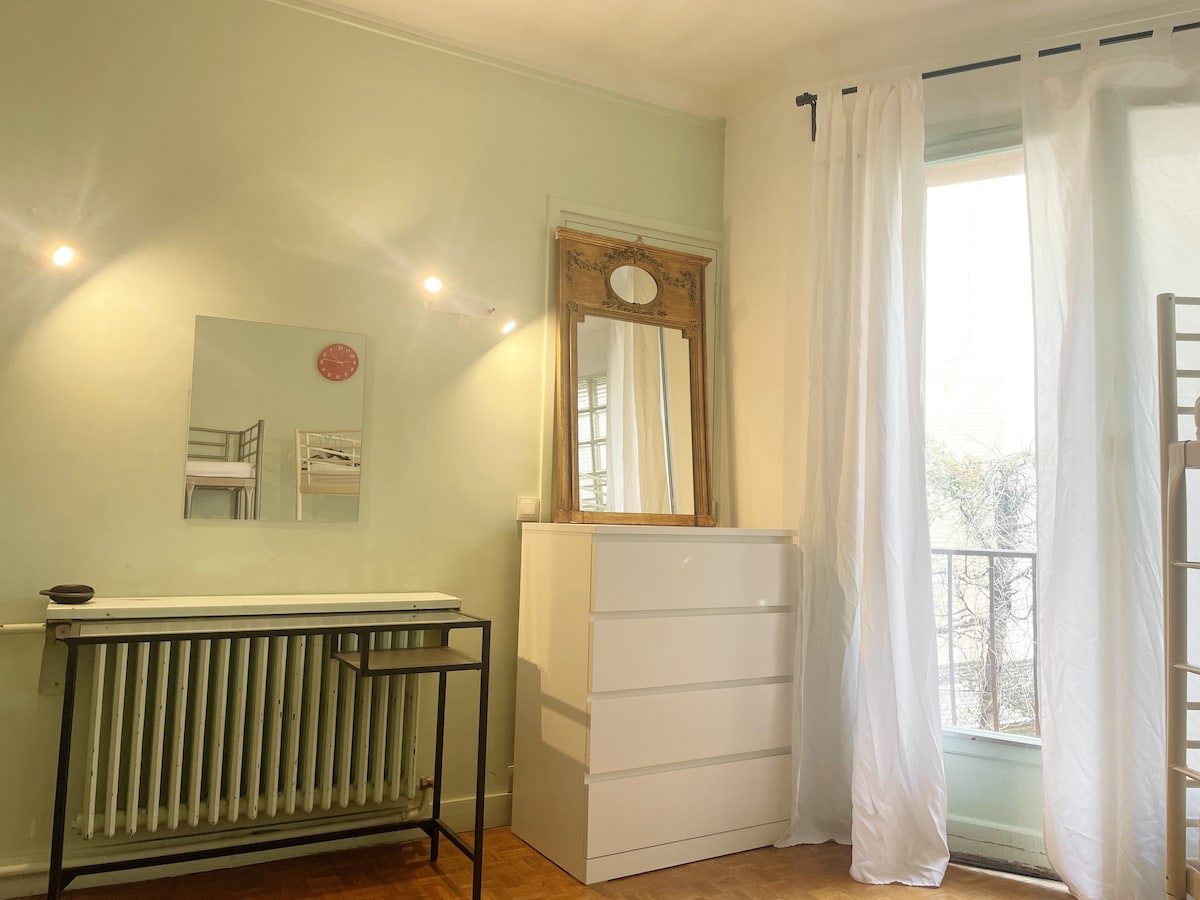 房间有一个小抽屉，可以存放您的物品。 