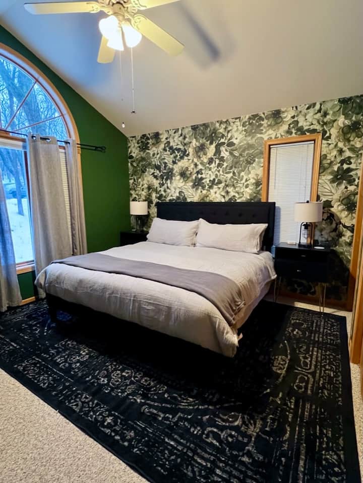 غرفة النوم رقم1 - تحتوي غرفة النوم الوحيدة الموجودة في الطابق الرئيسي على سرير كينج وحمام داخلي خاص مع دش كامل الحجم وحوض استحمام منفصل.