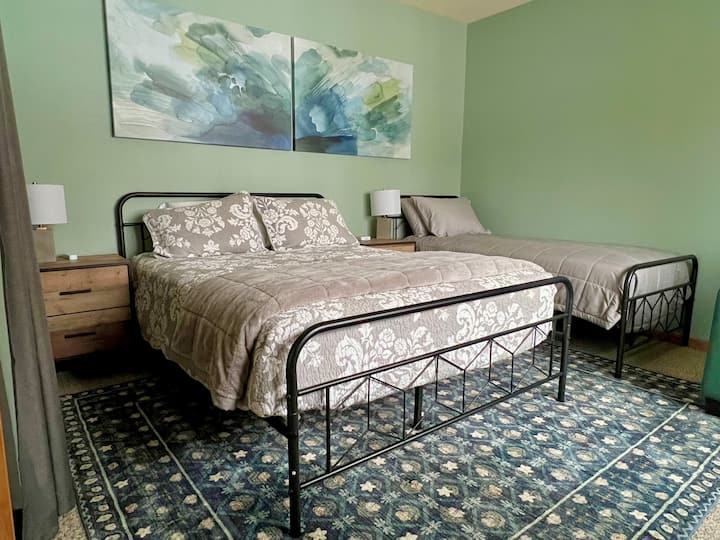 غرفة النوم رقم3 - تحتوي غرفة النوم الكبيرة هذه على سرير كبير بالإضافة إلى سرير مزدوج كبير جدًا.