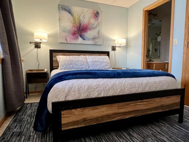 غرفة النوم رقم2 - تقع غرفة النوم ذات الطابق السفلي هذه على جانب طاولة البلياردو من الطابق السفلي وتتميز بسرير كبير.