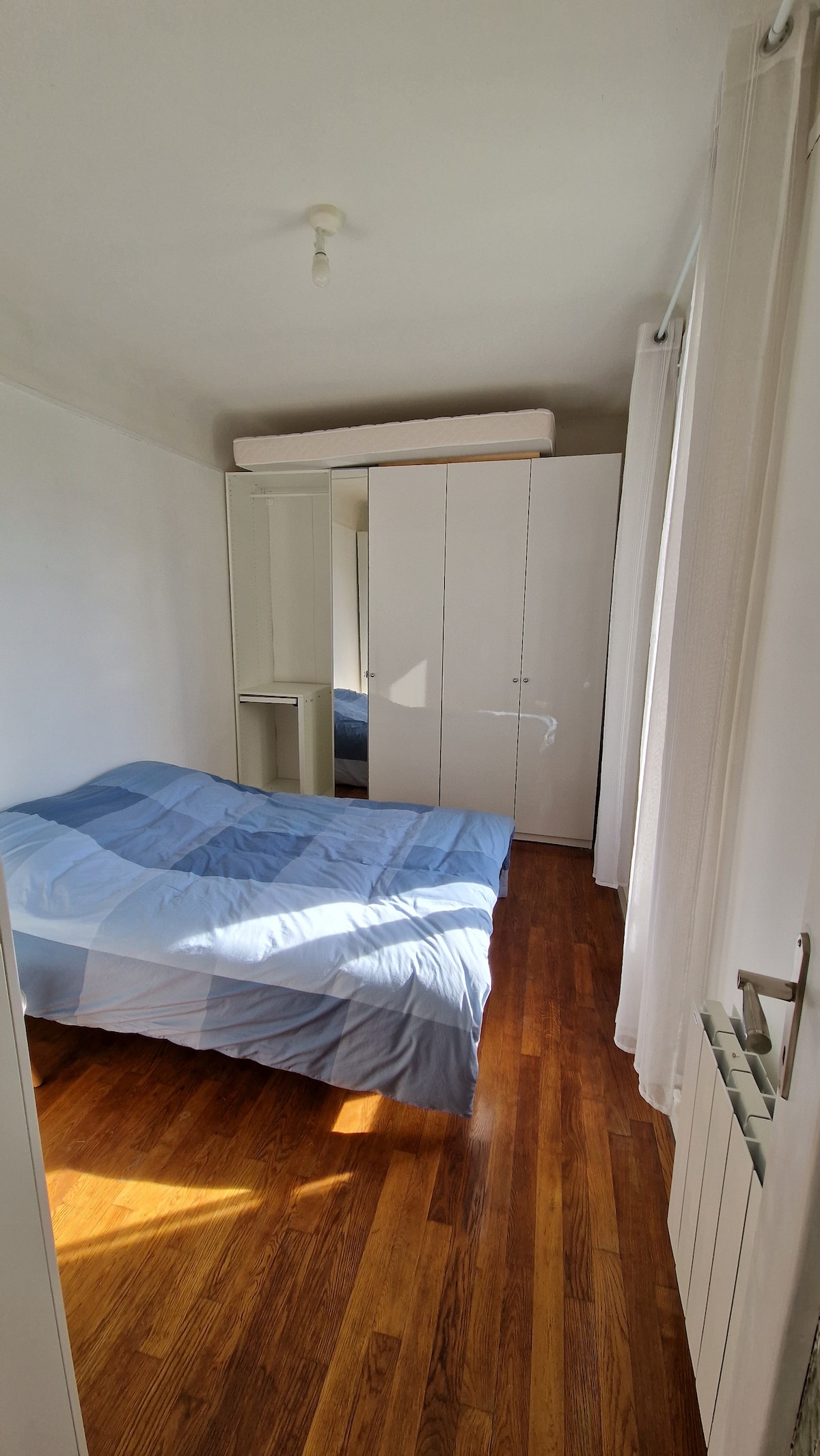 Spálňa s manželskou posteľou a veľkými šatňami 