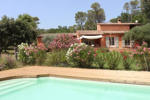 Large renovated bastide, quiet billiards, boulodrome