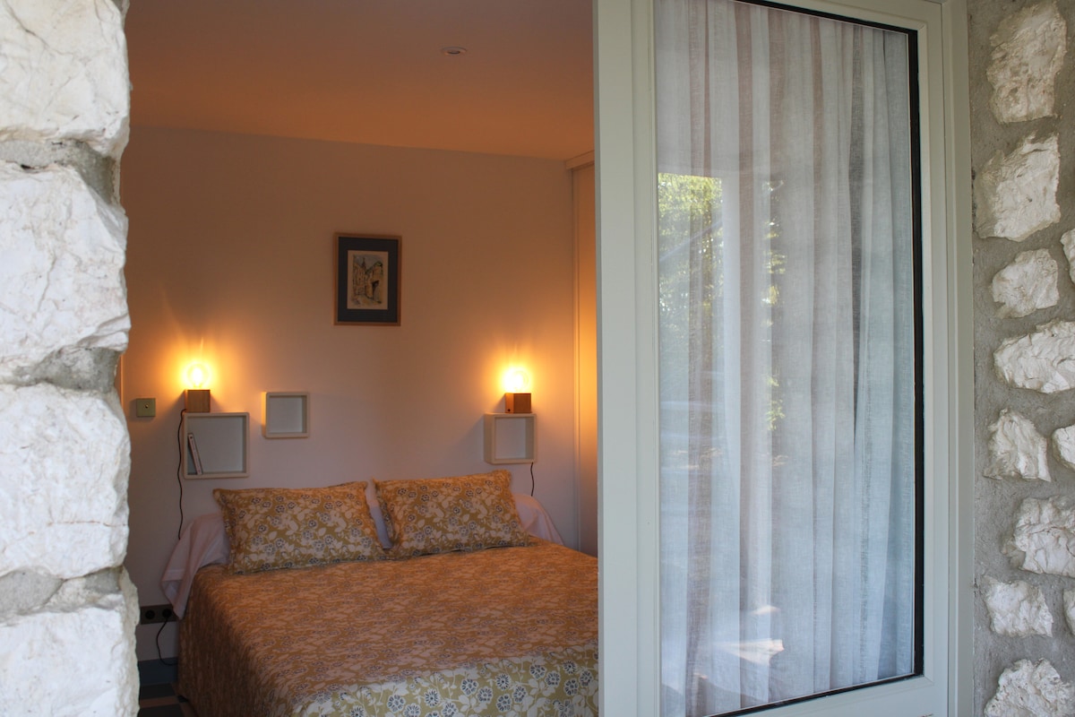 تفتح غرفة النوم المزدوجة السفلية على الجزء الداخلي من البيت والحديقة