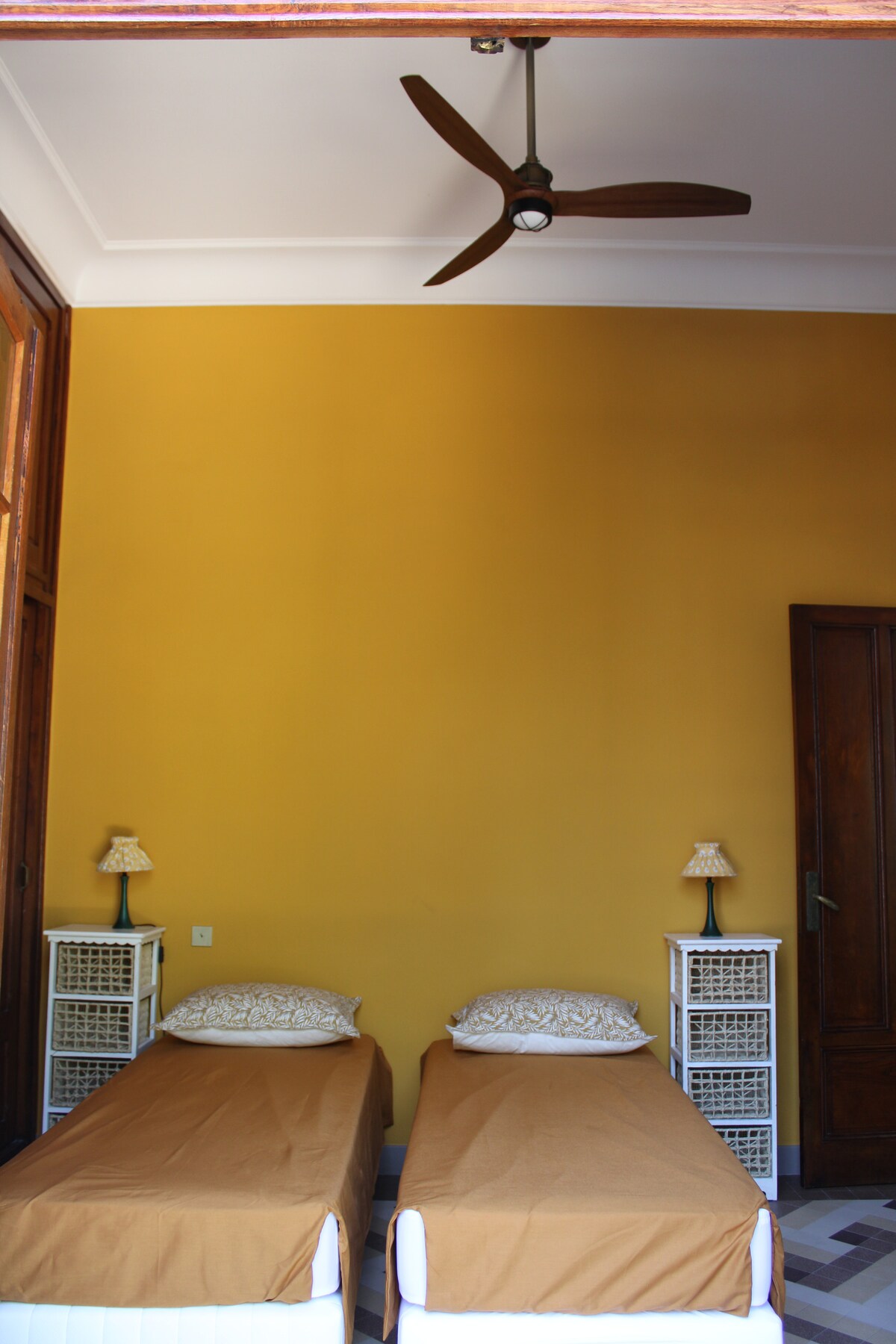 غرفة النوم الثانية في الطابق العلوي مع مروحة السقف 