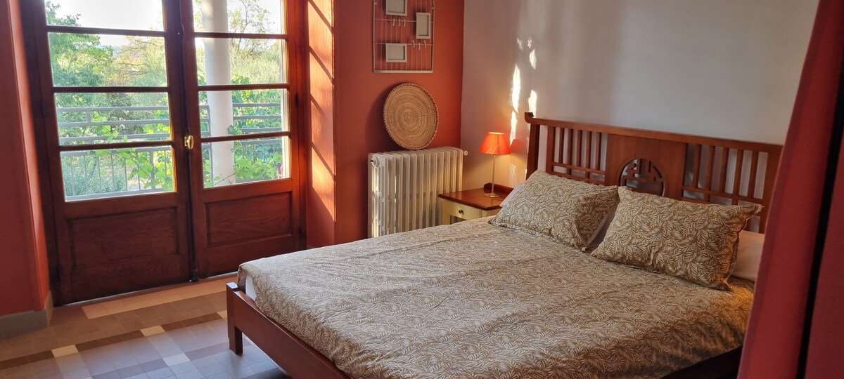 الغرفة الكبيرة في الطابق العلوي وألوانها الدافئة