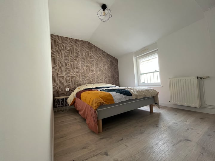 Aquí está el segundo dormitorio al final del apartamento, esta habitación también contiene una cama de 2 plazas y una cómoda, es muy agradable. Al final del apartamento, en el lado opuesto de la habitación 1, hay una cómoda para guardar sus cosas.