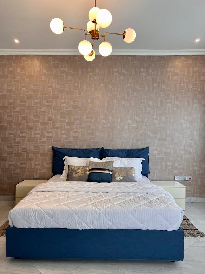 Chambre 3 : 
lit de 180x200 cm assez grand pour deux personnes. Climatiseur inclinable avec salle de bain complète attenante.