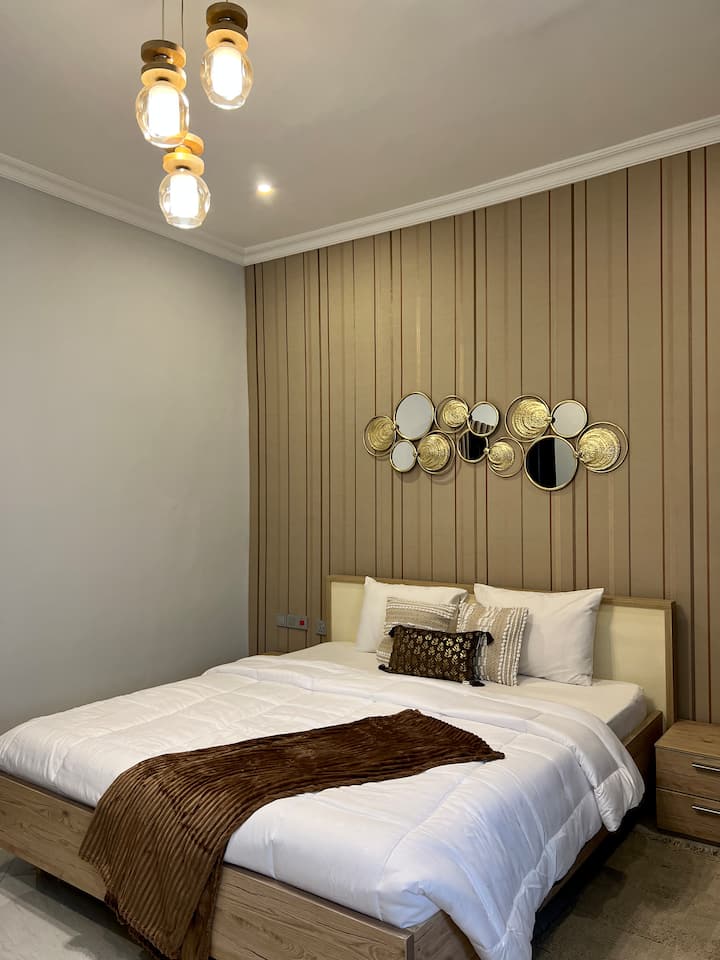 Chambre 2 : 
lit de 180x200 cm assez grand pour deux personnes. Climatiseur inclinable avec salle de bain complète attenante.