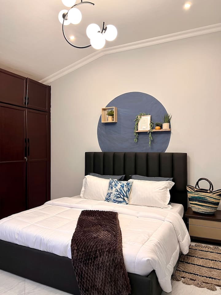 Chambre 4 : 
lit de 180x200 cm assez grand pour deux personnes. Climatisation encastrée.