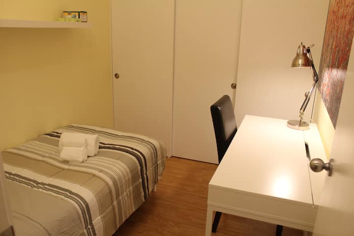 غرفة نوم 2 مزودة بمكتب