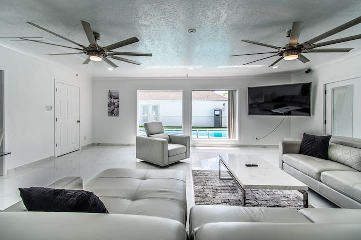 Ocean View + Poolside Opulence Tennis - Corpus Christi, TX